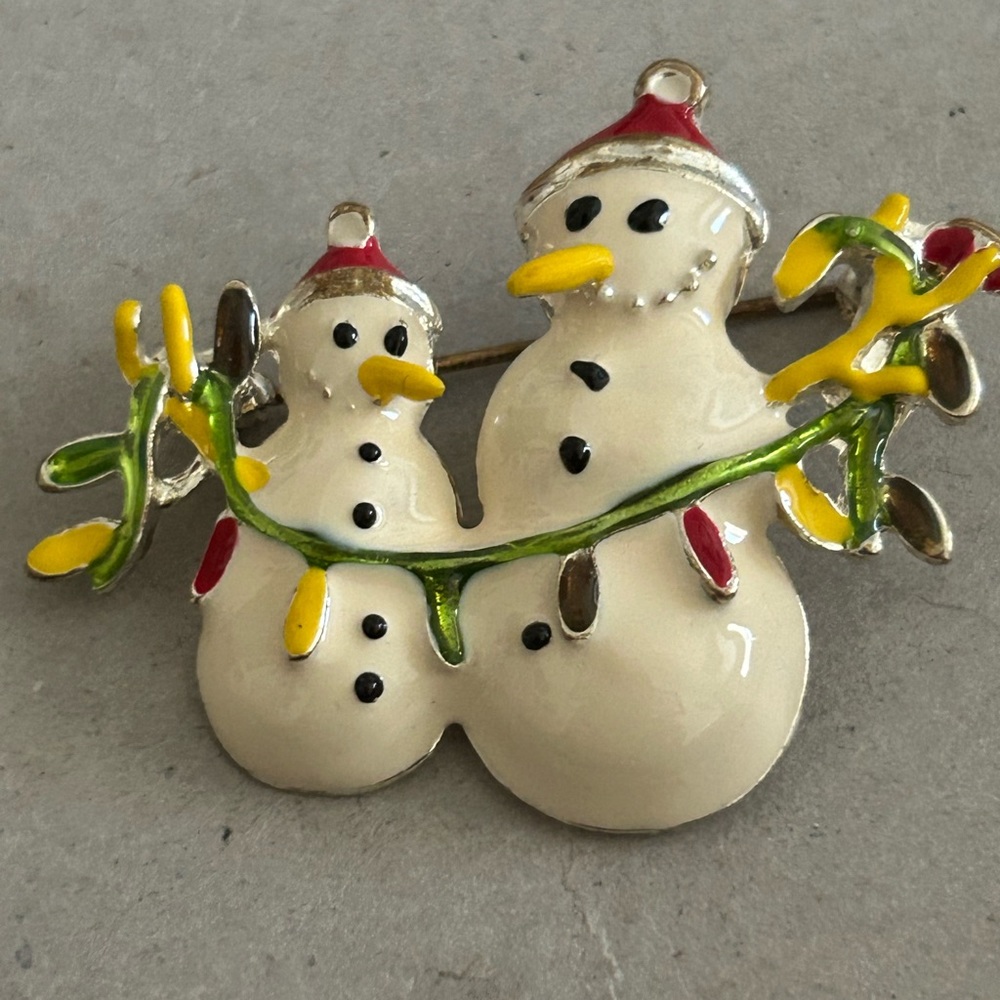 Women’s vintage holiday brooch